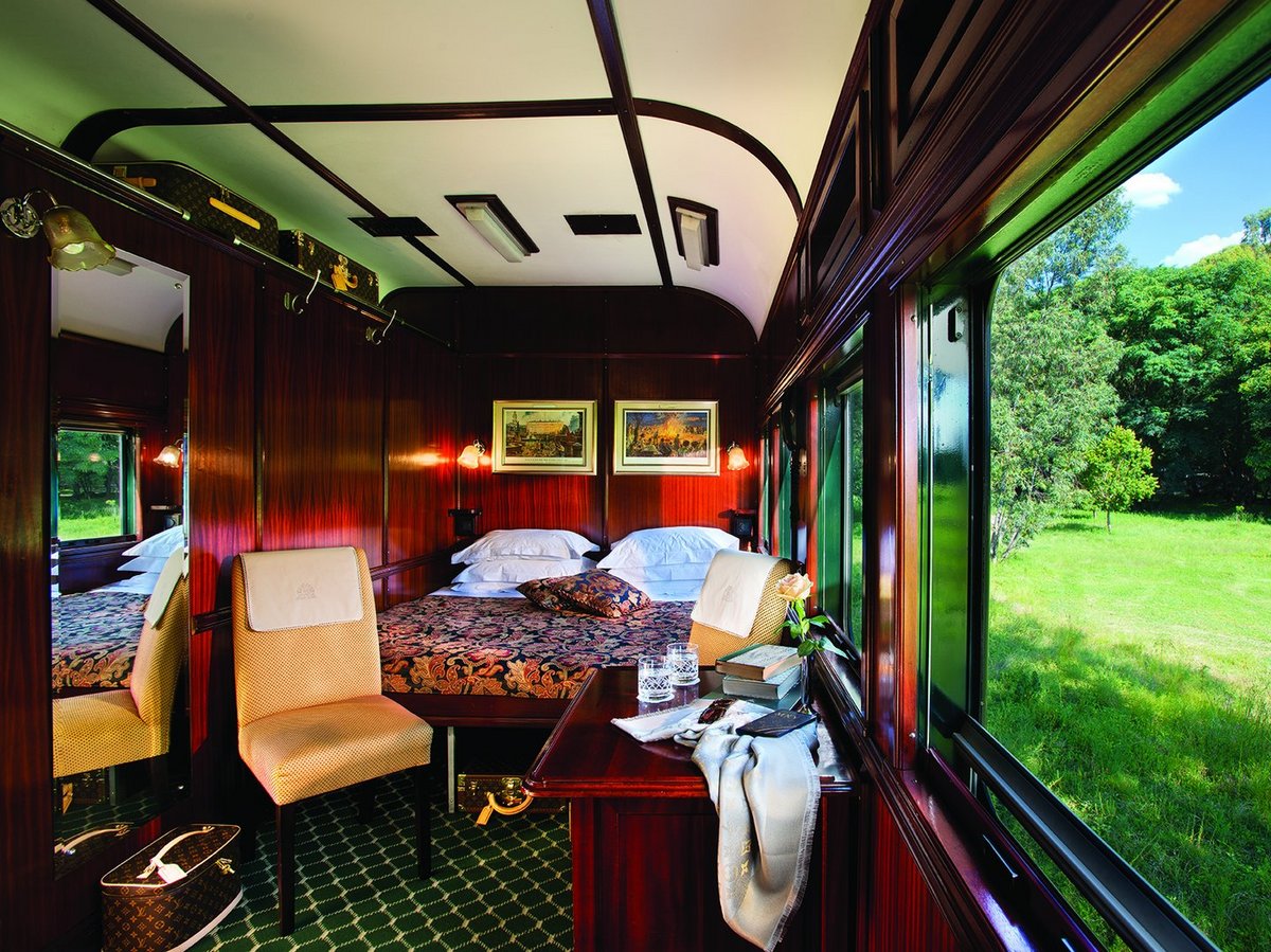 Hochwertiges Schlafzimmer mit Fensterblick ins Grüne