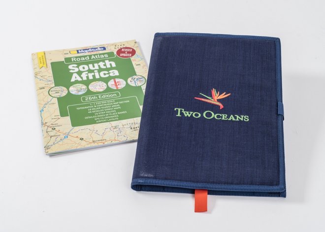 Mappe mit Two Oceans Logo und Südafrika Landkarte