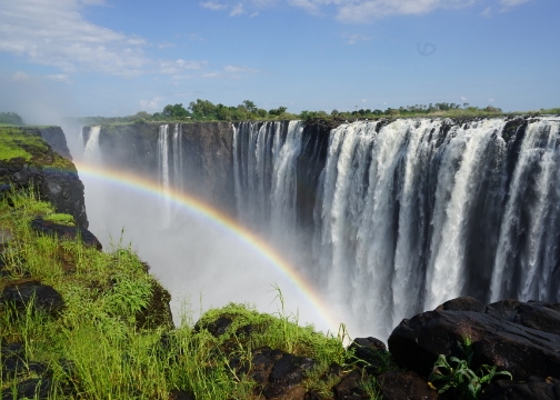 Regenbogen in einer Schlucht vor gewaltigem Wasserfall